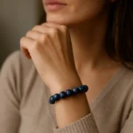 Žena nosí sodalitový náramok, symbol harmónie a intuície.