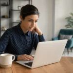 Žena pracuje na laptopu, zameraná na e-mailovú komunikáciu.