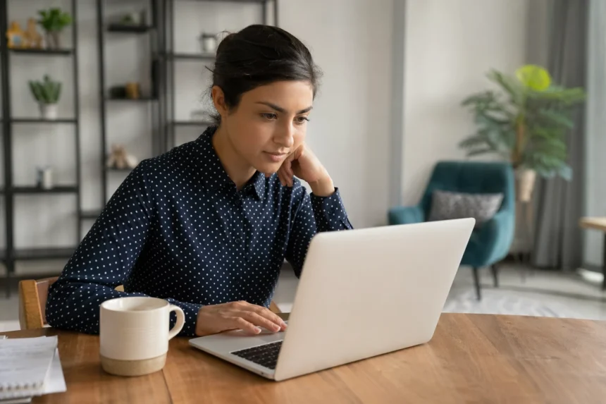 Žena pracuje na laptopu, zameraná na e-mailovú komunikáciu.