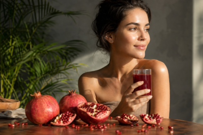 Žena s granátovým jablkom a šťavou na pleť a zdravie