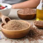 Ľanová múka a semená v drevených miskách s olejom a kvetmi