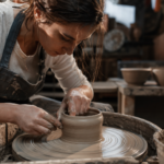 Umelkyňa tvaruje hlinu na hrnčiarskom kruhu