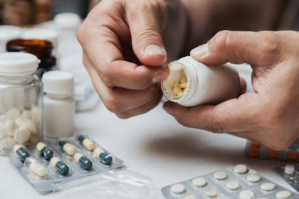 Osoba manipulujúca s expirovanými antibiotikami a liekmi.