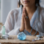 Osoba s modrým topázom a kryštálmi počas meditácie.