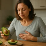 Žena si vychutnáva avokádo, superovocie pre zdravú pečeň.