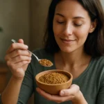 Žena s lyžičkou senovky gréckej, superpotraviny bohaté na vlákninu.