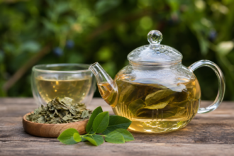 Čaj z čučoriedkových listov v sklenenej kanvici a šálke.