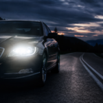 Auto s bi-xenónovými svetlometmi jazdiace v noci.