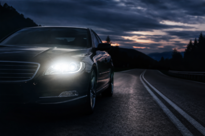 Auto s bi-xenónovými svetlometmi jazdiace v noci.