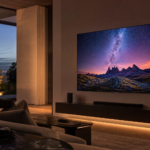 Moderný OLED televízor so zobrazením nočnej oblohy a hôr