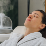Žena relaxuje s kyslíkovými kvapkami v wellness prostredí