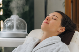 Žena relaxuje s kyslíkovými kvapkami v wellness prostredí