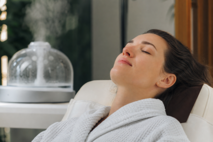 Žena relaxuje s kyslíkovými kvapkami v wellness prostredí