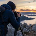 Fotograf so statívom zachytáva nádherný západ slnka
