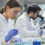 Výskumníci testujú chemikálie v laboratóriu