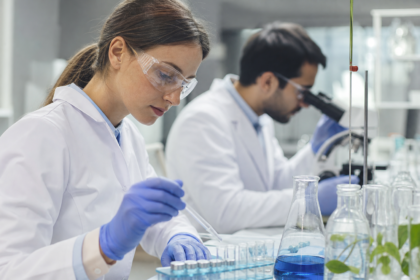 Výskumníci testujú chemikálie v laboratóriu