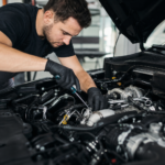 Mechanik pracuje na modernom HDi motore v automobile.