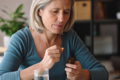Žena užívajúca vitamin B komplex na zlepšenie zdravia nervov.