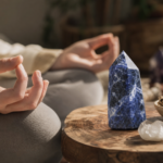 Meditácia s modrým sodalitom a relaxačnými kameňmi.