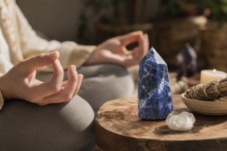 Meditácia s modrým sodalitom a relaxačnými kameňmi.