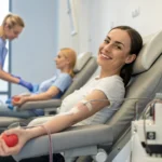 Darovanie plazmy: šťastná dáma počas zákroku s medicínskou pomocou
