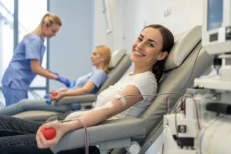 Darovanie plazmy: šťastná dáma počas zákroku s medicínskou pomocou