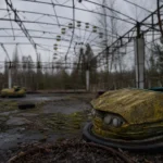 Opustené autíčka v zábavnom parku Černobyľ ukazujú následky radiácie.