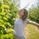 Žena si užíva prírodu a zdravý životný štýl v ovocnej záhrade