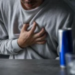 Muž si drží hrudník po konzumácii energetického nápoja