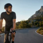 Cyklista na horskej ceste pri západe slnka