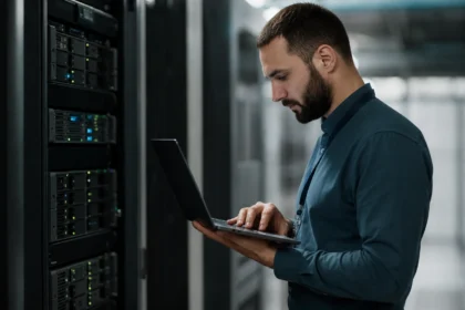 IT odborník pracujúci na laptopu pri RADIUS serveroch