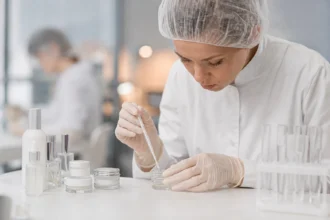 Kozmetička laboratória: odborník skúma parfémy a výrobky.
