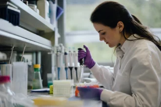 Vedec v laboratóriu skúma génovú expresiu pomocou lac operónu.