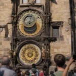 Pražský orloj: detailný pohľad na astronomický ciferník a mechanické figúrky