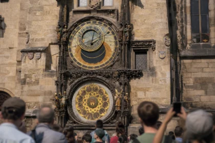 Pražský orloj: detailný pohľad na astronomický ciferník a mechanické figúrky