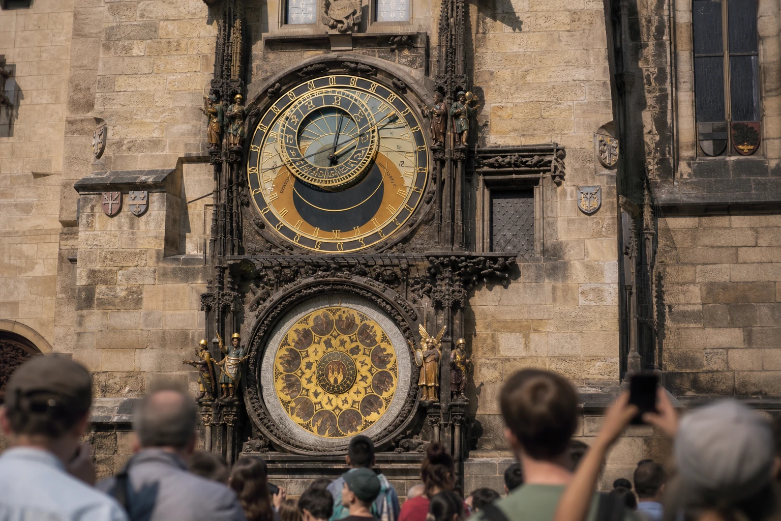 Pražský orloj: detailný pohľad na astronomický ciferník a mechanické figúrky